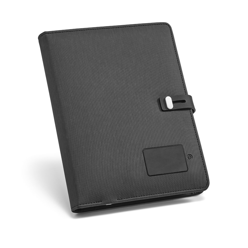 AFONSO. Pasta A5 em c. sintético com bateria portátil embutida (lítio) 4'000 mAh e bloco com páginas pautadas personalizado