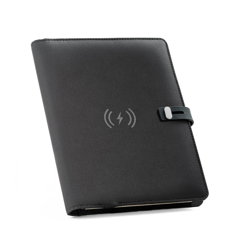 ELEVATE A5 FOLDER. Pasta A5 em 300D poliéster 100% reciclado com carregador por indução embutido (5'000 mAh) e bloco com páginas pautadas personalizado