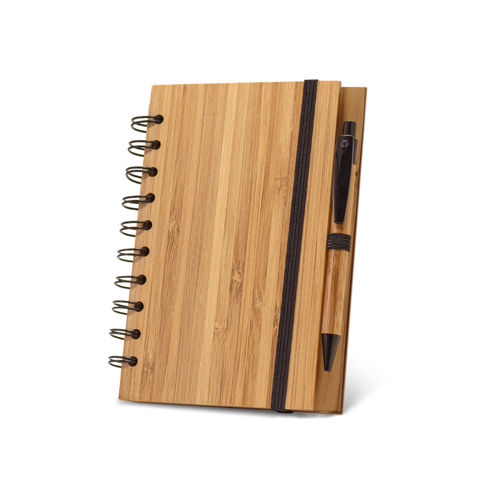 DICKENS A5. Caderno A5 espiral de capa dura em bambu, com páginas pautadas em papel 100% reciclado personalizado