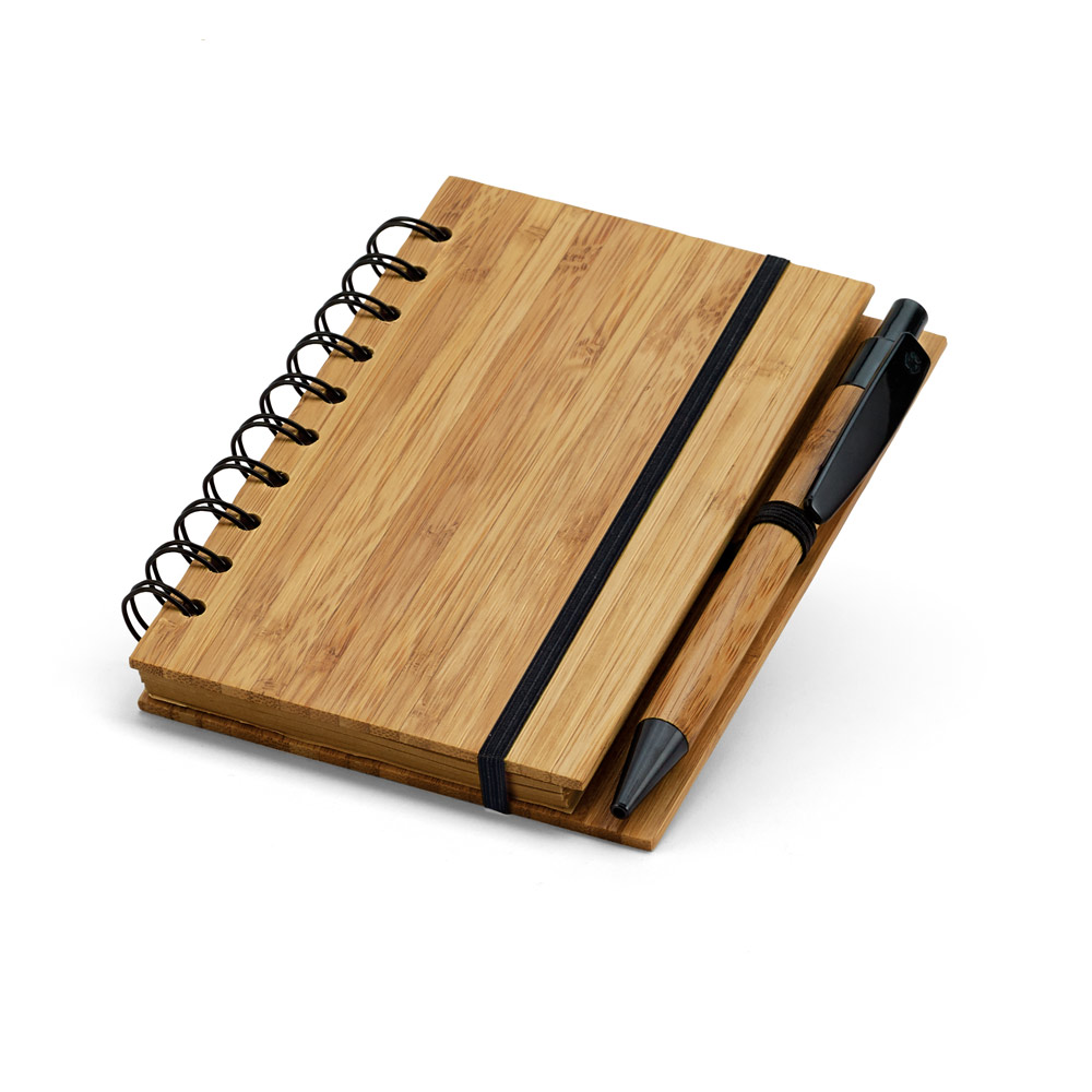 DICKENS A6. Caderno A6 espiral de capa dura em bambu, com páginas pautadas em papel 100% reciclado personalizado