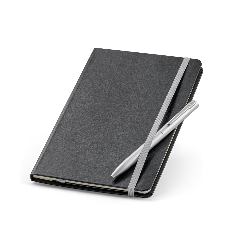 MORAES. Conjunto composto por 1 caderno e 1 caneta esferográfica. Caderno A5 com 160 páginas pautadas e caneta esferográfica com escrita em azul personalizado