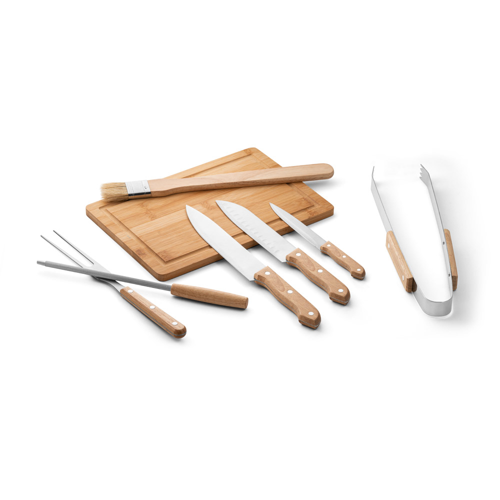 TERIYAKI. Kit churrasco em estojo de PU e 210D com tábua em bambu e 7 utensílios em aço inox e madeira de Seringueira personalizado