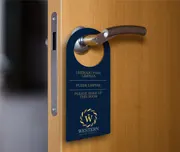 Placa Não Perturbe · Com Furo · Couchê 250g personalizado com a sua marca